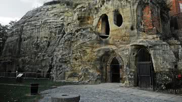 Imagem da entrada do labirinto de cavernas da cidade de Nottingham - Reprodução/Flickr/It's No Game
