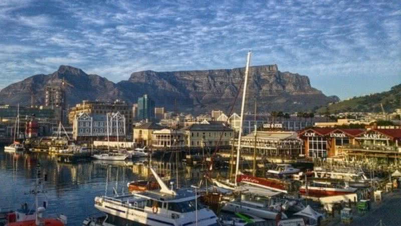 Fotografia de área portuária da Cidade do Cabo, na África do Sul - Foto por HPBotha pelo Wikimedia Commons