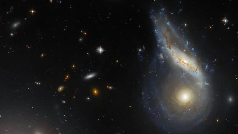 Galáxia Arp 122 - Reprodução / NASA