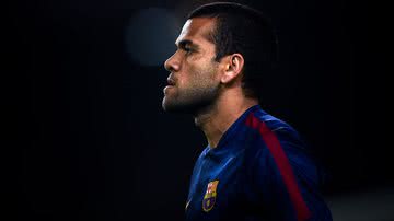 Daniel Alves em uma partida pelo Barcelona - Getty Images