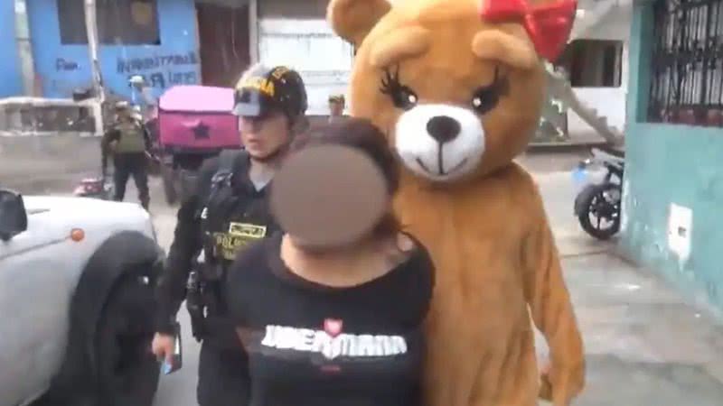Fotografia feita durante a prisão que mostra a fantasia de ursinho de pelúcia - Divulgação/ Polícia Nacional do Peru