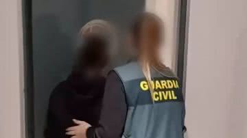 Fotografia de oficiais escoltando a menina de 12 anos - Divulgação/ Guarda Civil Espanhola