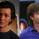 Georgie em Young Sheldon e sua versão mais velha, em 'The Big Bang Theory' - Divulgação / CBS