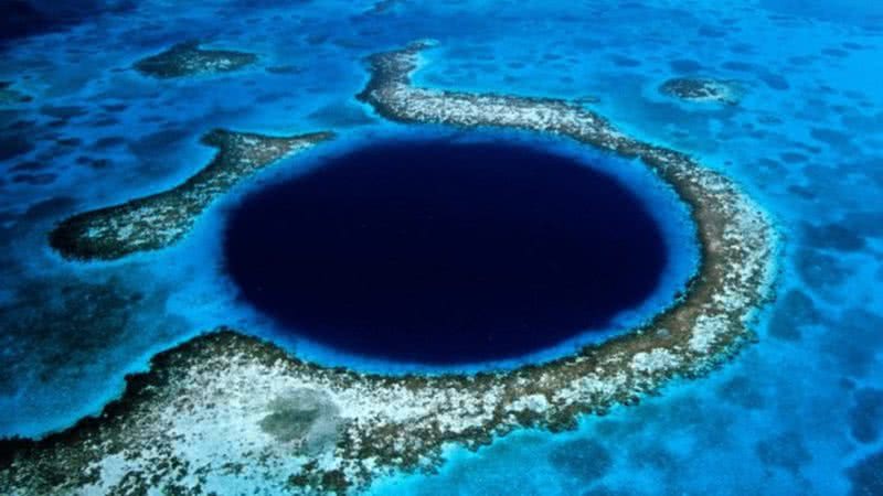 O 'Grande Buraco Azul', localizado no mar do Caribe - Foto por LovingOop pelo Wikimedia Commons