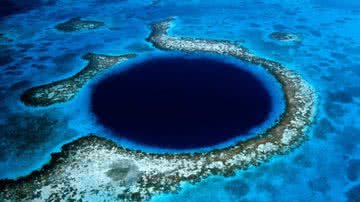 O 'Grande Buraco Azul', localizado no mar do Caribe - Foto por LovingOop pelo Wikimedia Commons