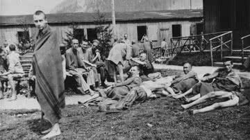 Sobreviventes do Campo de Ebensee, Áustria, em maio de 1945 - Museu Memorial do Holocausto dos Estados Unidos, cortesia de Fred Anderson