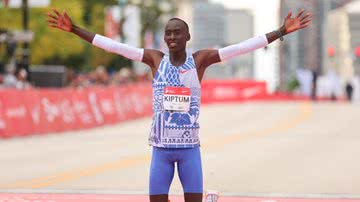 Kelvin Kiptum comemora após vencer a Maratona de Chicago de 2023 e estabelecer um recorde mundial - Getty Images