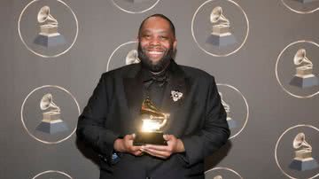 Fotografia do rapper após ganhar um dos prêmios da noite - Getty Images