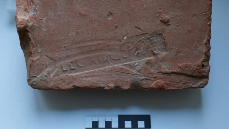 Imagem de um tijolo encontrado com o carimbo da 13ª Legião Gemina - Reprodução/Departamento de Arqueologia da Cidade de Viena