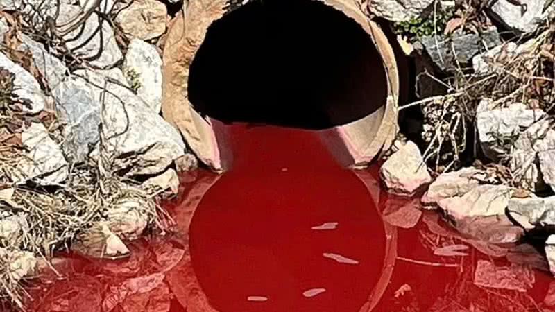 Rio misterioso com líquido vermelho formado nos EUA - Reprodução / Facebook / Gerenciamento de Emergências do Condado de Cherokee
