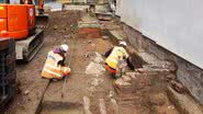 Arqueólogos durante escavação de antigos vestígios de cidade saxã em Londres - Divulgação/Archaeology South-East