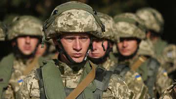 Militares da marinha da Ucrânia em fotografia de 2014 - Getty Images
