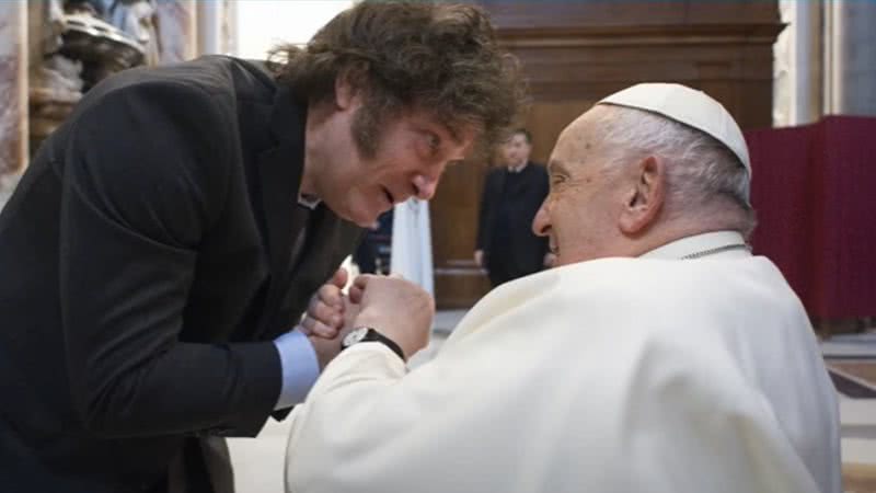 Presidente da Argentina, Javier Milei, e seu compatriota, o papa Francisco - Reprodução/Vídeo/YouTube/O POVO Online