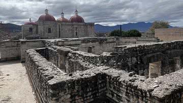 Zona arqueológica de Mitla, no México - Foto por WendyAvilesR pelo Wikimedia Commons