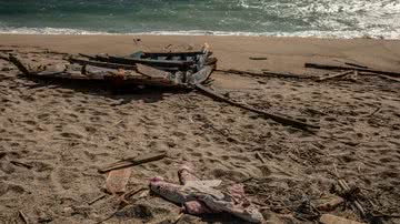 Destroços de barco e roupa de bebê em praia italiana após naufrágio - Getty Images