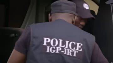 Imagem meramente ilustrativa de policial nigeriano de costas - Divulgação/ Youtube/ BBC