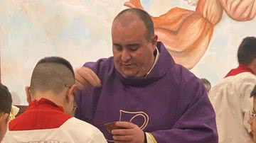 Padre Felice Palamara durante celebração de missa - Reprodução/Facebook