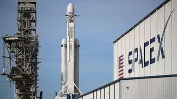 Fotografia de foguete sendo montado na SpaceX - Getty Images