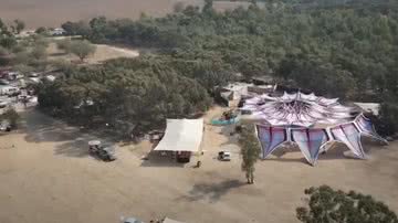 Registro do local do festival após o ataque do Hamas - Reprodução/Vídeo/Youtube/The Guardian