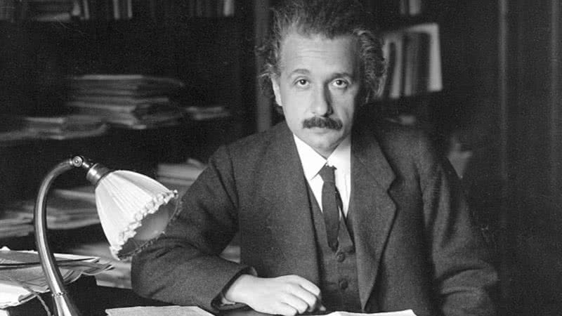 O físico Albert Einstein - Domínio público