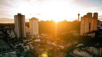 Vista aérea da cidade durante o nascer do sol - Reprodução/Pexels/Italo Melo