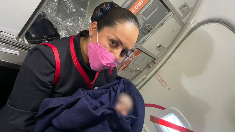Pasajera da a luz en vuelo en México y bebé recibe 90 viajes gratis