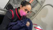 Comissária de bordo segurando bebê que nasceu em voo no México - Reprodução/Redes Sociais
