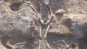 Um dos sepultamentos descobertos recentemente na Irlanda do Norte - Divulgação/Gahan and Long Archeological Services