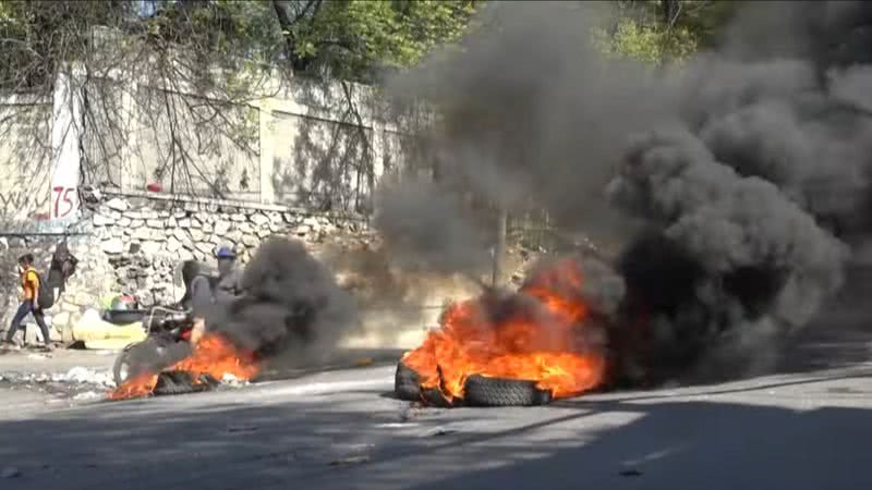 Grupos criminosos atearam fogo em pneus - Divulgação/vídeo/Youtube/ Folha de S. Paulo