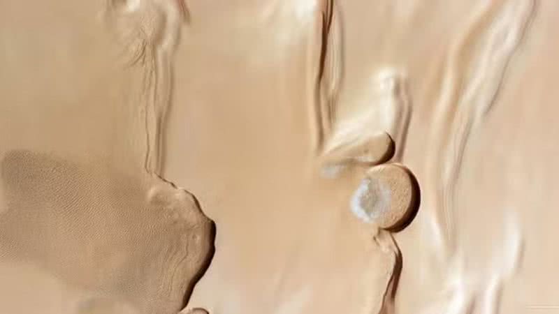 Dunas de areia encontram gelo empilhado no polo norte de Marte - Divulgação/The European Space Agency