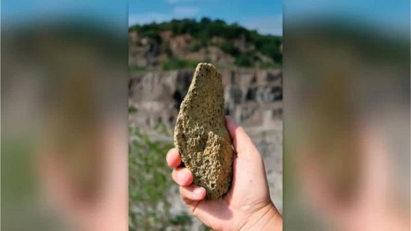 Ferramenta de pedra encontrada em Korolevo - Divulgação/Roman Garba