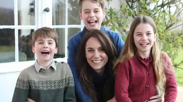 Fotografia de Kate com os filhos divulgada no domingo - Divulgação/Palácio de Kensington