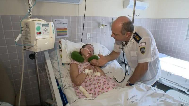 A paciente Clarinha acompanhada do médico, coronel Jorge Potratz - Divulgação/TV Gazeta