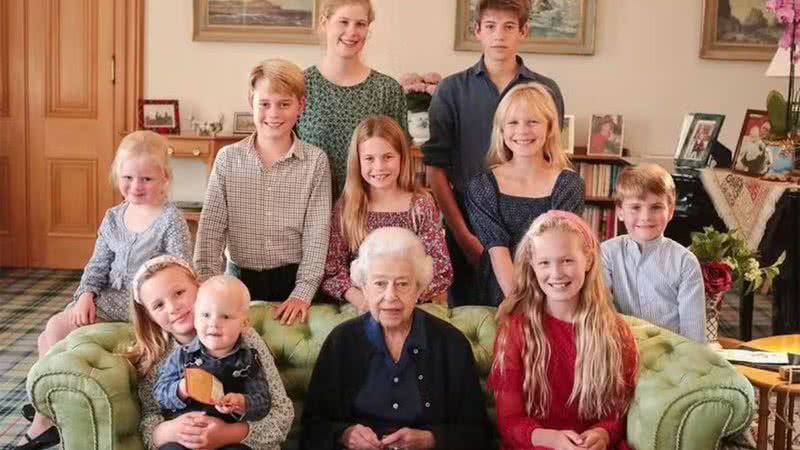 A rainha Elizabeth rodeada de seus netos e bisnetos - Divulgação/Instagram