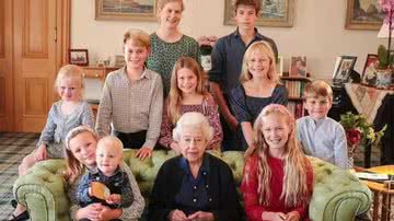 A rainha Elizabeth rodeada de seus netos e bisnetos - Divulgação/Instagram