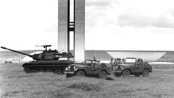 Veículos do Exército brasileiro próximos ao Congresso Nacional em 1964 - Wikimedia Commons/Agência Senado
