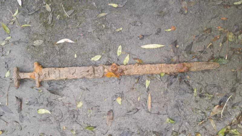Espada viking descoberta em rio na Inglaterra - Divulgação/Trevor Penny