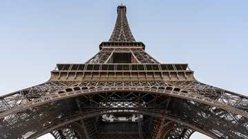 Fotografia de baixo de Torre Eiffel, principal ponto turístico de Paris, na França - Foto por Maksim Sokolov pelo Wikimedia Commons
