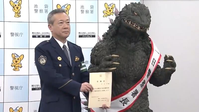 Godzilla em seu dia como chefe de polícia de Tóquio - Reprodução/Vídeo/X/@DiscussingFilm
