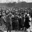 Fotografia de 1944 retratando a “seleção” de judeus húngaros na rampa de Auschwitz-II-Birkenau