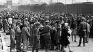 Fotografia de 1944 retratando a “seleção” de judeus húngaros na rampa de Auschwitz-II-Birkenau - Domínio Público via Wikimedia Commons