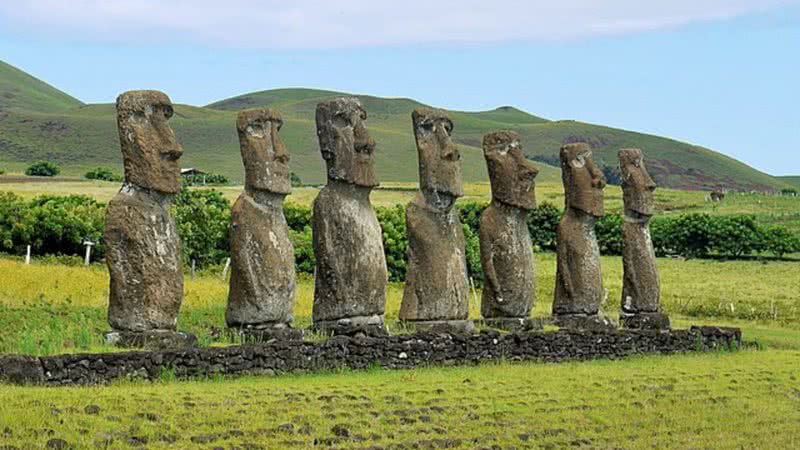 Estátuas moai na Ilha de Páscoa - Foto por Mike W. via Wikimedia Commons