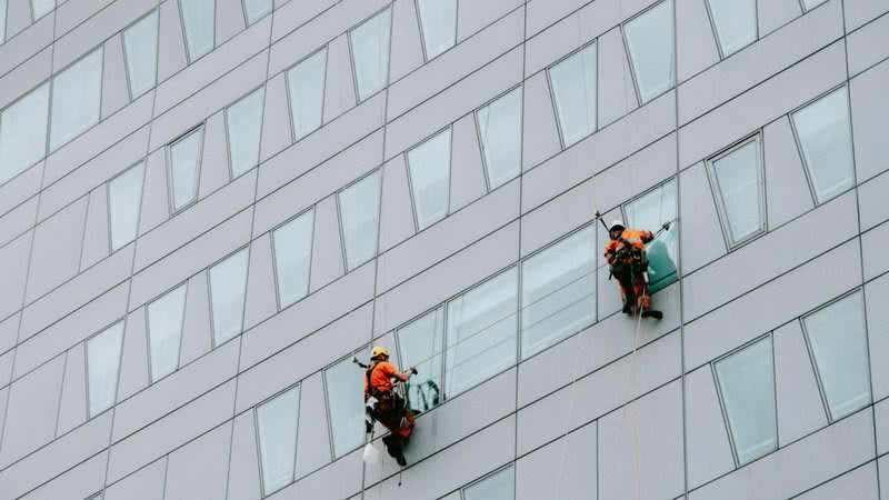 Imagem ilustrativa de limpadores de janelas - Reprodução/Pexels/Mathias Reding