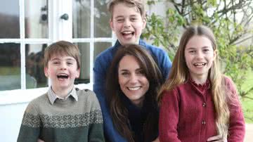 Kate, princesa de Gales, ao lado dos filhos: Louis, George e Charlotte - Príncipe William/Palácio de Kensington