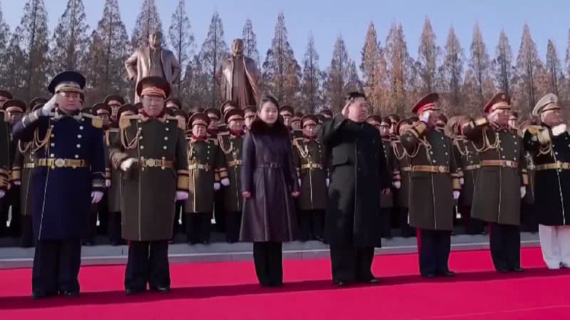 Kim Jong-un ao lado da filha em evento - Reprodução/Video/YouTube/NBC News