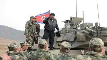 Fotografia de Kim Jong-Un durante a simulação militar - Divulgação/ KCNA