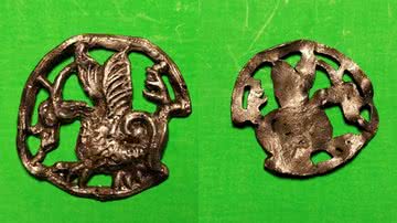 Imagens do medalhão de basilisco, encontrado na Polônia - Reprodução/Facebook/Lubelski Wojewódzki Konserwator Zabytków