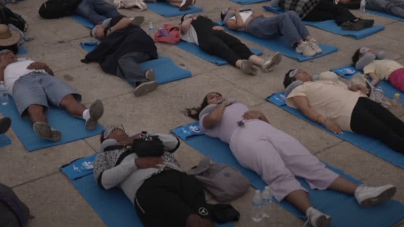 Cerca de 200 mexicanos se reuniram para tirar uma "soneca coletiva" - Reprodução / Youtube / AFP