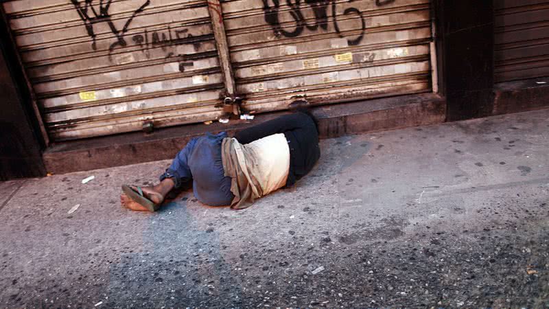Homem em situação de vulnerabilidade nas ruas de São Paulo - Getty Images