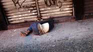 Homem em situação de vulnerabilidade nas ruas de São Paulo - Getty Images